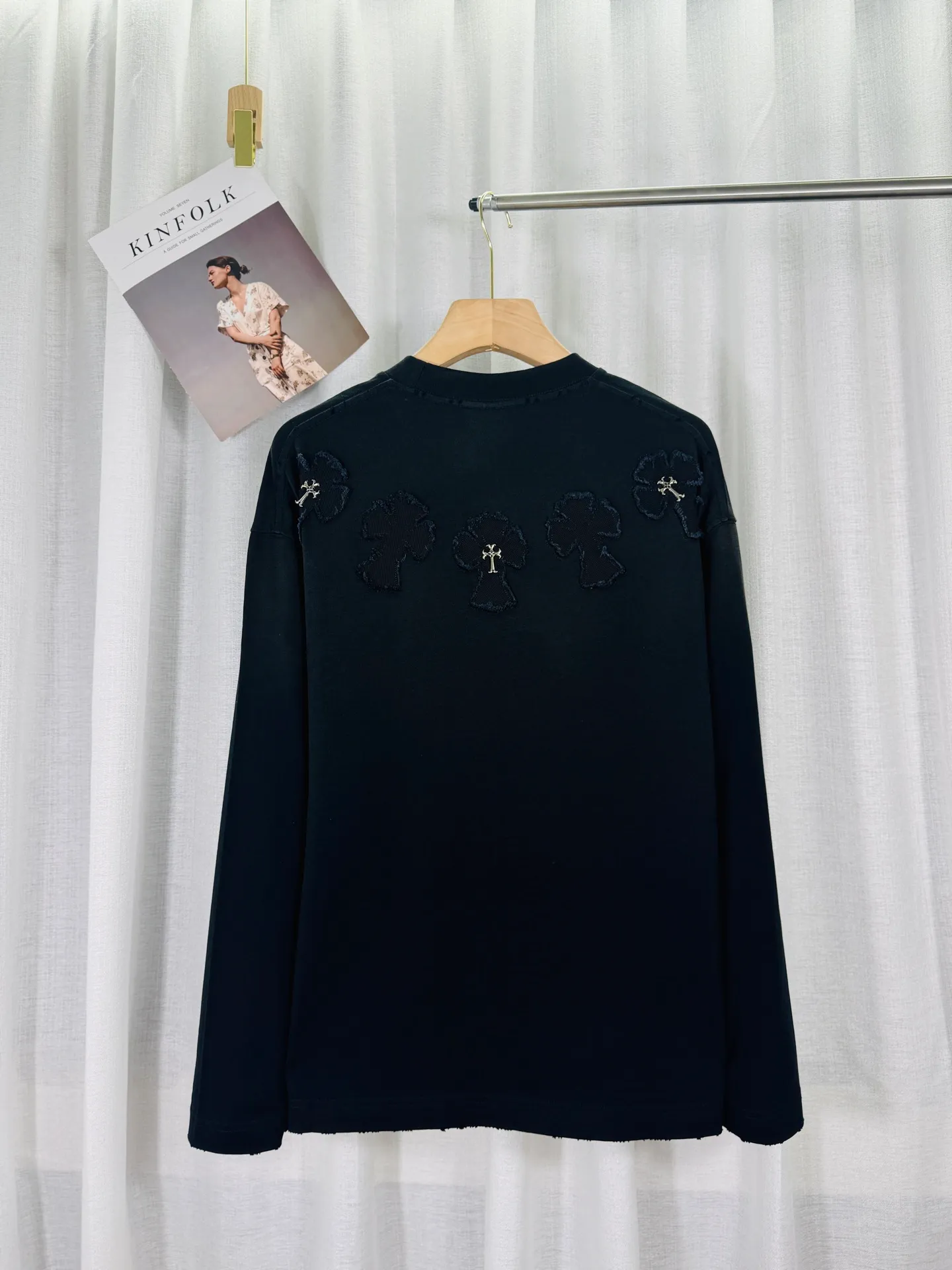 P250 top version, real shot without P, ​​different from market currency) 𝗖𝗵𝗿𝗼𝗺𝗲 𝗛𝗲𝗮𝗿𝘁𝘀/Cro Heart 2025 Autumn and Winter Horseshoe Cross Appliqué Embroidered Couple Casual Long Sleeve 👑The highest version! Customized fabric 320g fabric! Horseshoe cross patch embroidery, a best-selling model at the counter, very comfortable to wear. Accessories: original molded and authenticated collar label ➕ 100% silk wash water label. Genuine purchase-grade original hangtag➕matching hanging rope➕3D hanging beads➕original packaging bag. Craftsmanship: The original version has consistent wiring! The highest version of the armhole matching technique! Color: Black White Size: S M L XL Style No.: 5172